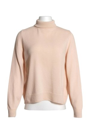 Jersey de cuello vuelto y manga larga de color rosa claro con puños y bajo acanalados, mostrado en un torso de maniquí blanco.