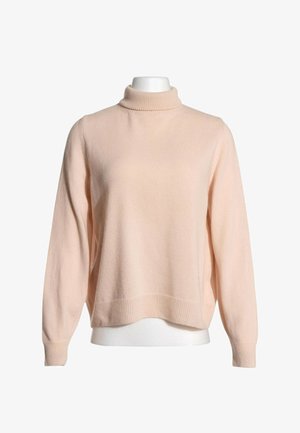 Jersey de cuello vuelto y manga larga de color rosa claro con puños y bajo acanalados, mostrado en un torso de maniquí blanco.
