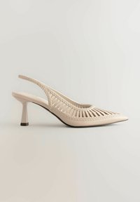 Beige slingback-korot korko, jossa on terävä kärki, näyttävä kudontamuotoilu ja kauniita leikkauksia. Teksturoitu päällysmateriaali ja tukevat lohkokorkot.