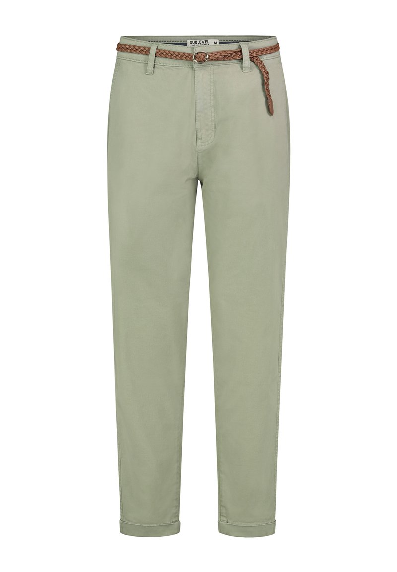 Hellgrüne Baumwollhose mit geflochtenem braunem Gürtel, geradem Schnitt, aufgekrempelten Bündchen und Fronttaschen. Verfügt über einen Knopfverschluss und dezente Nähte.