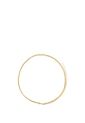 Dunne gouden ketting met een delicate schakelkast en karabijnsluiting, plat gelegd in een cirkelvorm op een witte achtergrond.