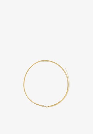 Dunne gouden ketting met een delicate schakelkast en karabijnsluiting, plat gelegd in een cirkelvorm op een witte achtergrond.