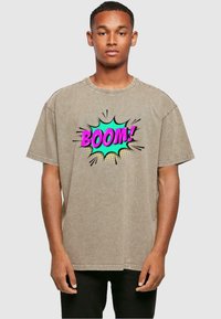 Merchcode BOOM COMIC ACID WASHED - T-shirt print - darkkhaki