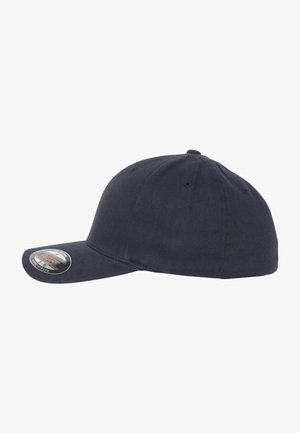 Cappellino da baseball blu navy con corona arrotondata, visiera rigida e occhietti di ventilazione. Presenta un adesivo con il marchio sul lato sinistro della visiera.