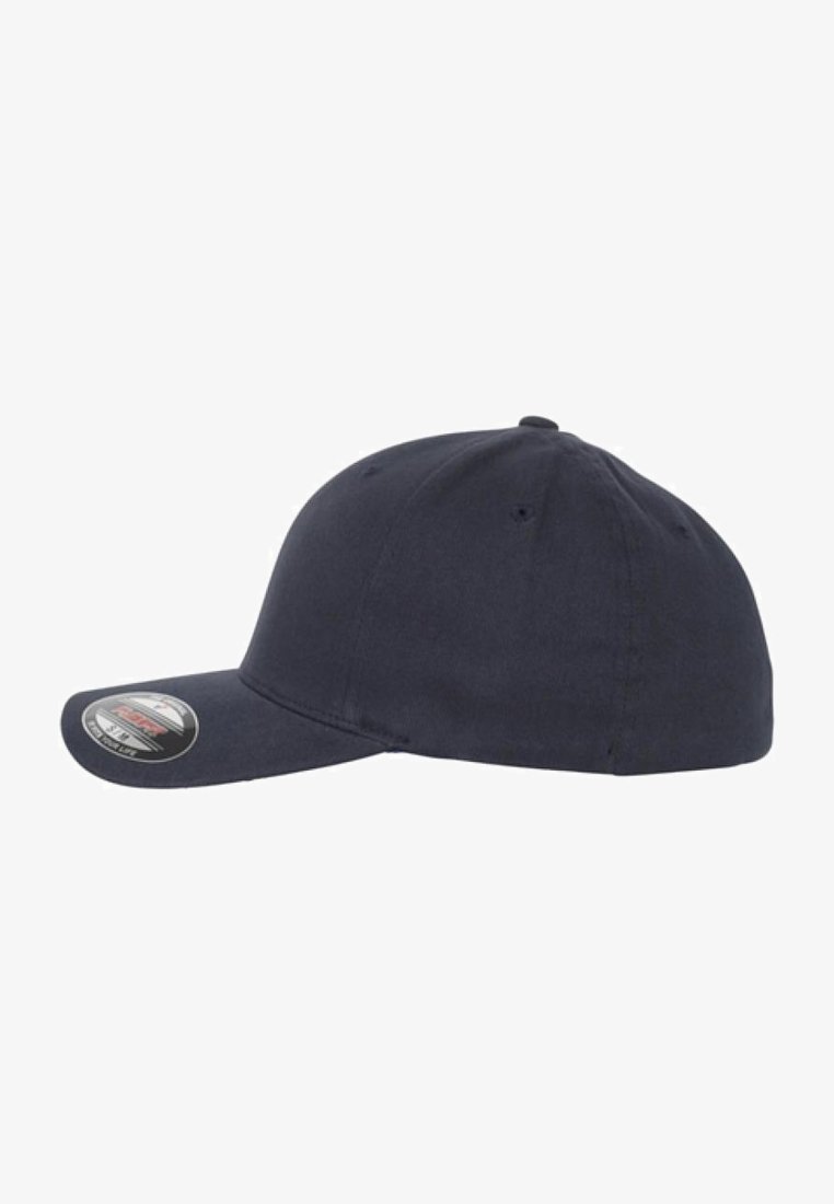 Marineblaue Baseballmütze mit runder Krone, steifem Schirm und Belüftungsösen. Mit einem Markierungsaufkleber auf der linken Seite des Schirms.