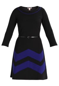 Czarna sukienka z długimi rękawami, z niebieskim wzorem w zygzak na spódnicy i czarnym paskiem w talii. Gładki materiał, okrągły dekolt.