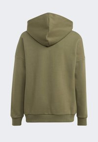Felpa verde oliva con cappuccio, dalla texture morbida, taglio oversize e polsini e orlo ribattuti. Presenta un grande dettaglio con cappuccio sul retro.