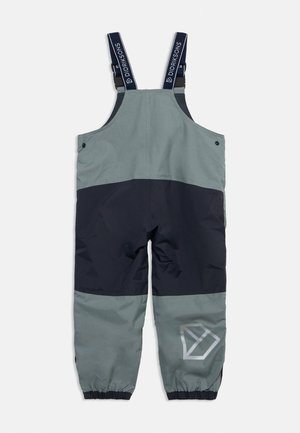 Pantaloni impermeabili per bambini in grigio e blu navy con bretelle regolabili con il marchio Didriksons e logo riflettente sulla parte inferiore della gamba.