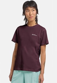 T-shirt bordeaux a maniche corte con scollo rotondo, con un piccolo logo bianco sul petto a sinistra. Tessuto morbido e vestibilità comoda.