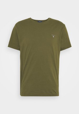 Camiseta de algodón verde oliva con escote redondo, mangas cortas y un pequeño logo bordado en el pecho. Textura suave, corte casual.