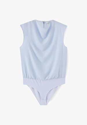 Jasnoniebieski bezrękawnik z kopertowym dekoltem, teksturowaną tkaniną i zatrzaskiem w kroku.