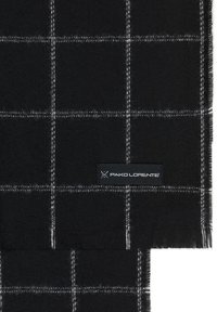 Czarny szalik w kratę z miękkiego materiału z białymi liniami siatki. Posiada frędzle na krawędziach oraz wszytą metkę z logo marki.