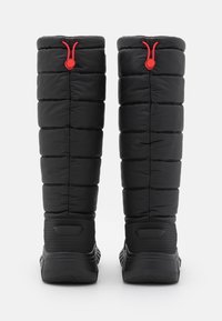 Svarta pufferskor med en vadderad ovandel, röda snörningsdetaljer och texturerade svarta gummisulor för bra grepp. Har en hög skaftdesign.