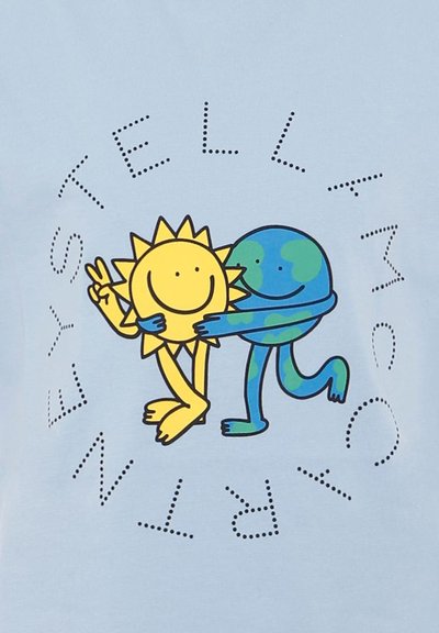 T-shirt bleu clair avec des personnages de soleil et de Terre en cartoon. Le soleil est jaune avec un visage souriant, et la Terre est bleue avec des continents verts. Le texte indique "STELLA McCARTNEY" en lettres pointillées.