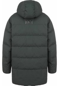Chaqueta aislante de color verde oscuro con paneles horizontales y capucha. Presenta una textura suave y un logo en la parte posterior. Sin hardware visible.