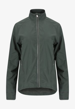 Veste légère vert foncé avec un col haut, fermeture éclair frontale, poches latérales, doublure en mesh et accents réfléchissants le long de la fermeture éclair.