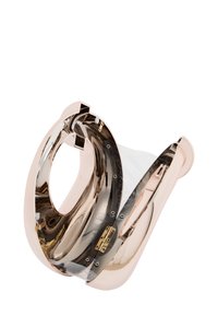 En skulpturel taske i rosaguld metal med en transparent krop, der har en unik bøjet form og guldhardware-accenter.