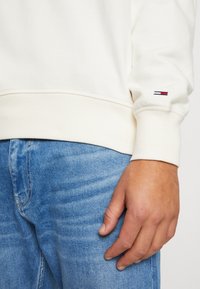 Tommy Jeans BOXY LUXE CREW - Mikina - ancient white