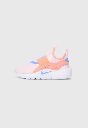 Różowe sneakersy wsuwane z pomarańczowym paskiem, niebieskimi akcentami, siateczkową górą i białą gumową podeszwą z wyraźnym logo Nike.