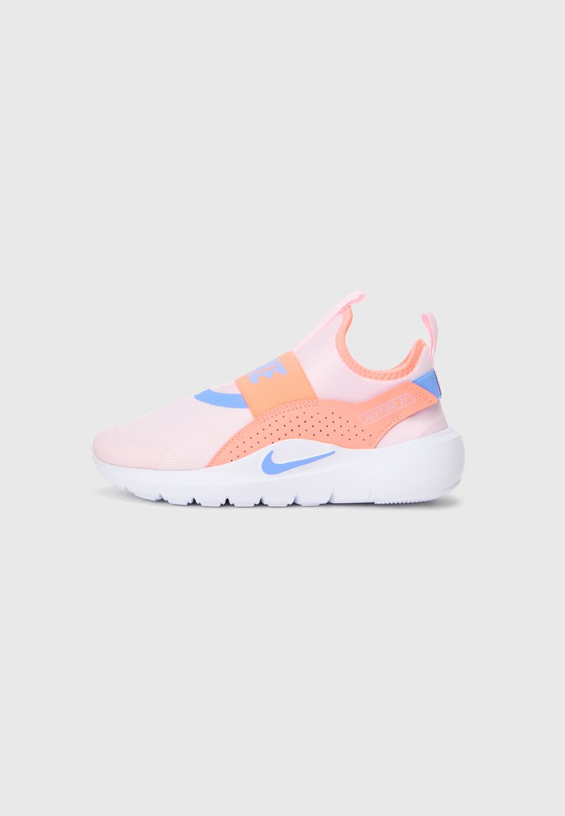 Scarpe da ginnastica rosa senza lacci con una fascia arancione, accenti blu, tomaia in mesh e suola in gomma bianca con un logo Nike prominente.