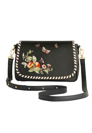 Borsa a tracolla in pelle nera con ricami floreali e di farfalle. Presenta cuciture di colore crema lungo i bordi e una tracolla staccabile.