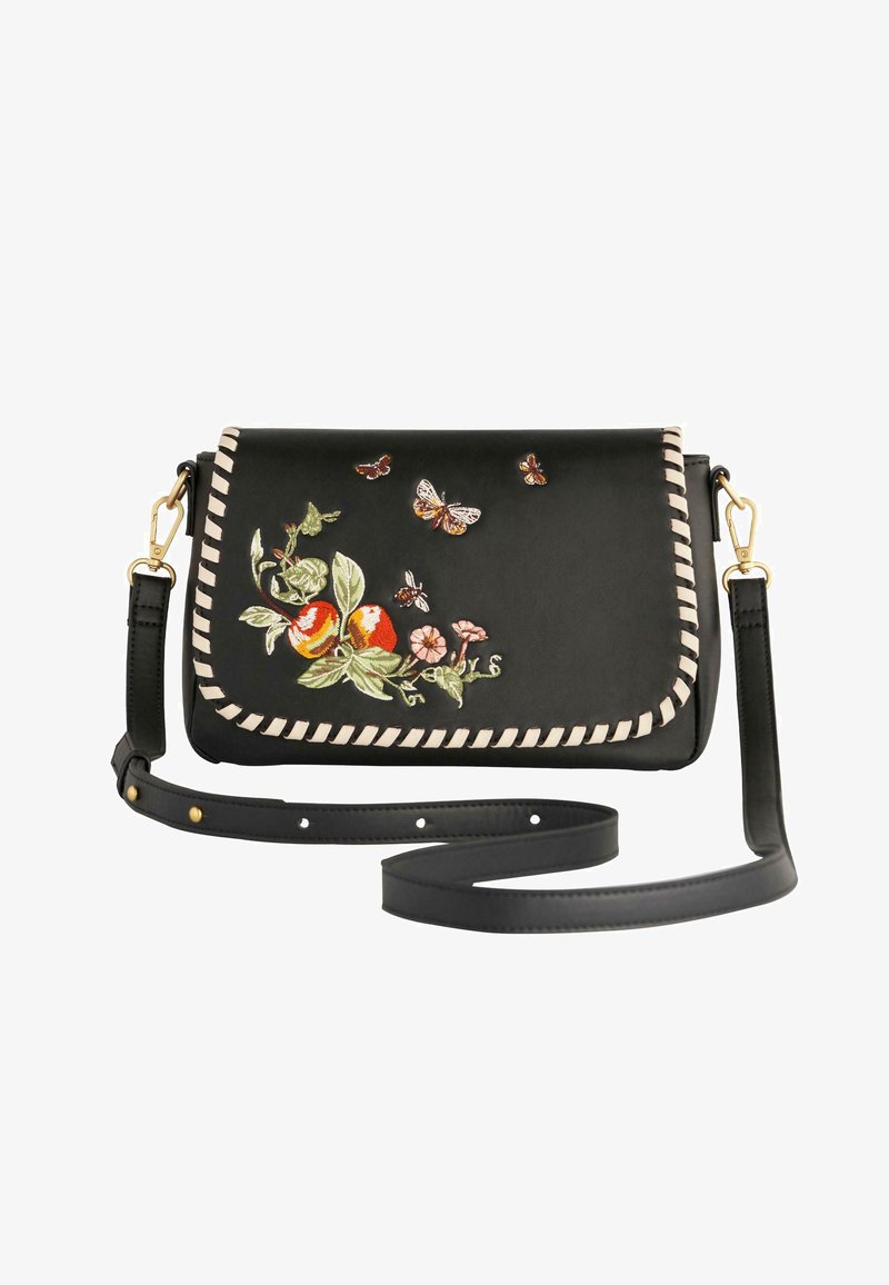 Borsa a tracolla in pelle nera con ricami floreali e di farfalle. Presenta cuciture di colore crema lungo i bordi e una tracolla staccabile.
