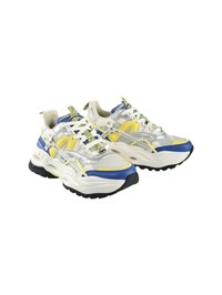 A chunky futócipők fehér hálós felsőrésszel rendelkeznek, kék és sárga akcentusokkal, ezüst kiemelésekkel, valamint egy textúrált fekete talppal.