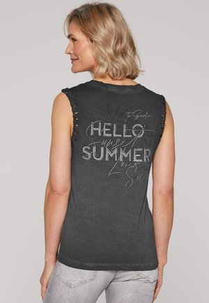 Ärmelloses graues T-Shirt mit lockerer Passform, ausgestattet mit Schnürdetails an den Schultern und einem grafischen Druck auf der Rückseite, der "HALLO SOMMER" sagt.