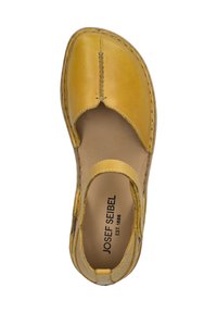 Zapato de cuero amarillo con diseño de punta abierta, detalles de costura y una correa ancha en el mediopie. Etiqueta interior visible.