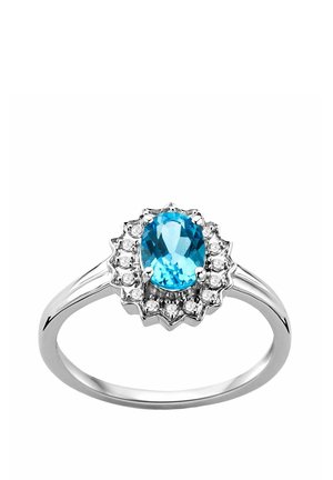 Silberring mit einem ovalen blauen Edelstein, umgeben von einem Halo kleiner klarer Steine, mit einem glatten Band und feinen Details.
