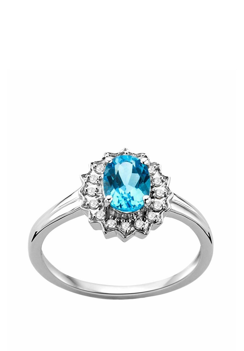 Srebrn prstan z ovalnim modrim dragim kamnom, obdanim s halo drobnih prozornih kamenčkov, s gladkim pasom in nežnimi detajli.