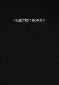 Černé bavlněné tričko s bílým vyšitým nápisem "SELECTED / HOMME" uprostřed na hrudi, s hladkou texturou a krátkými rukávy.