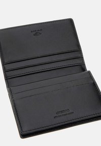 Portafoglio in pelle nera con più scomparti per carte, bordi cuciti e logo in rilievo. Texture liscia con un design interno minimalista.