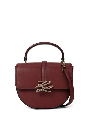 Sac à main en cuir rouge foncé avec poignée supérieure, bandoulière amovible et fermoir décoratif doré sur le rabat avant.