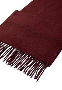 Bufanda suave color burdeos con bordes desflecados y el sutil logo "Hackett London" bordado cerca de un extremo.