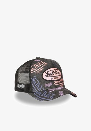 Gorra de béisbol de malla negra con logotipos "Von Dutch California" en rosa y morado, y gráficos de rueda alada en la parte frontal y la visera.