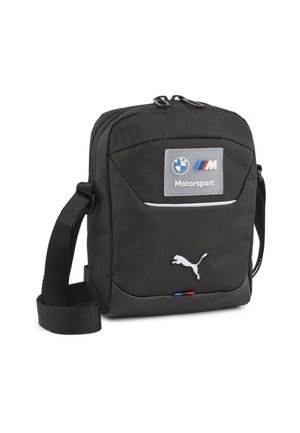 Sac à épaule en tissu noir avec une surface texturée, arborant le logo de BMW Motorsport, l'emblème Puma et un panneau inférieur contrastant.