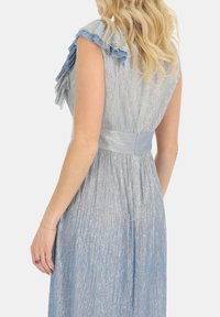 Jasnoniebieska sukienka z falbanowymi rękawami, teksturowany materiał, elastyczna talia i gładki satynowy pasek z tyłu.