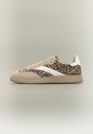 Zapatilla baja con ante beige, franja blanca y tejido de estampado de leopardo en los paneles laterales y la puntera, suela de goma beige.
