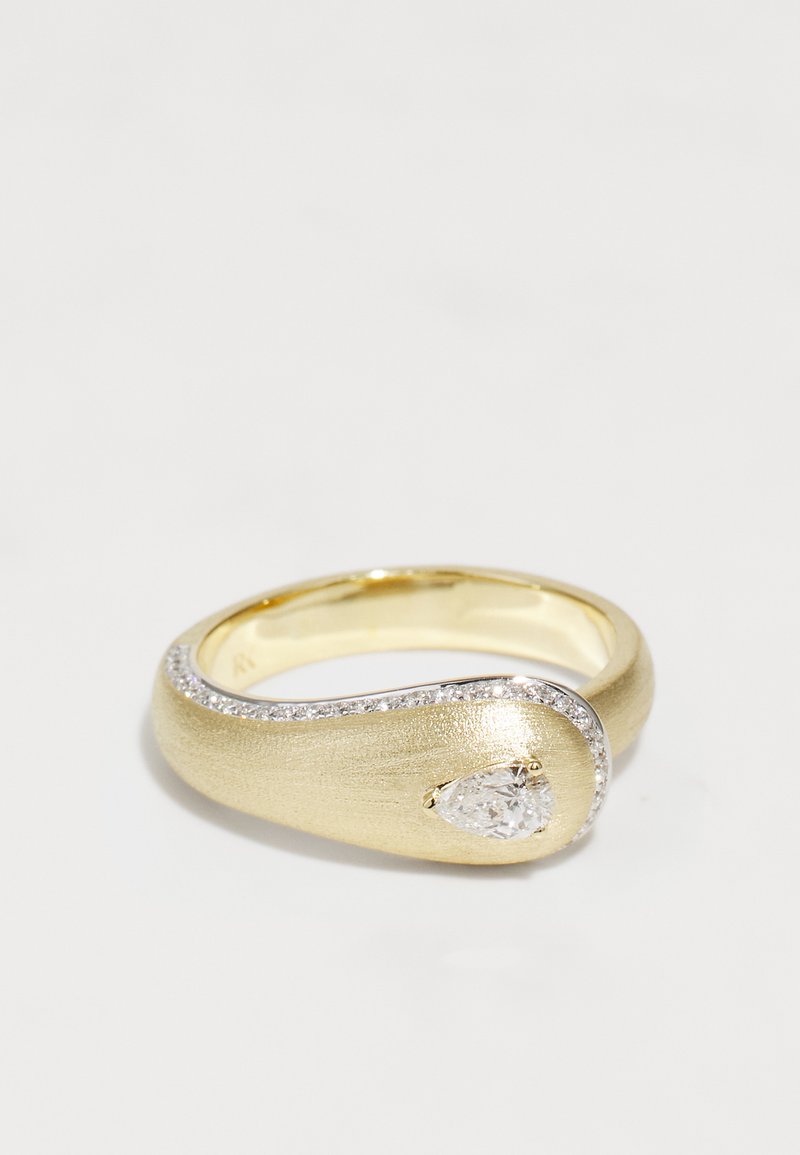 Kullattu rengas harjatulla pinnalla, jossa on päärynänmuotoinen timantti ja yhden sivun pientä timanttia korostava sormus.