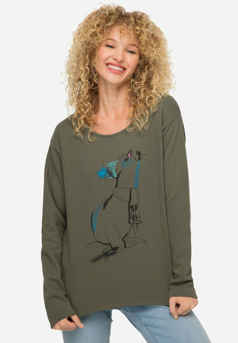 Olivegrünes Langarmshirt mit einem verspielten Grafikdesign eines Hundes, der einen blauen Hut trägt und eine Pflanze hält, aus weichem Stoff gefertigt.
