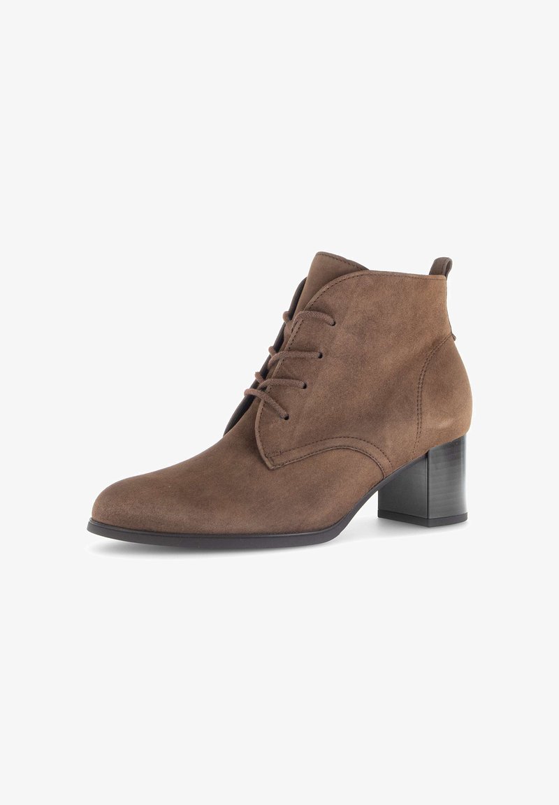 Bruine suède enkelboot met een ronde neus, vetersluiting aan de voorkant en een middelgrote blokhak. Glad textuur en een minimalistisch ontwerp.