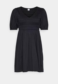 Svart klänning med V-ringning och puffärmar. Bodice har texturerad smock; kjolen är utsvängd och faller löst.