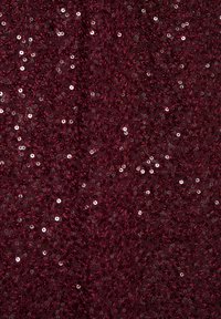 Burgundi szövet sűrű, fényes flitterekkel és texturált csipkemintákkal, amelyek csillogó, bonyolult felületet alkotnak.