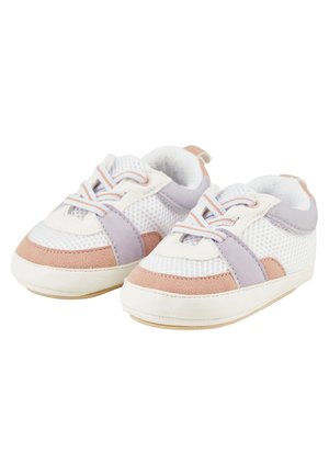 Baby-Sneaker aus weißem Mesh mit beigen und hellvioletten Wildlederakzenten, ausgestattet mit weißen Schnürsenkeln und weichen Sohlen.
