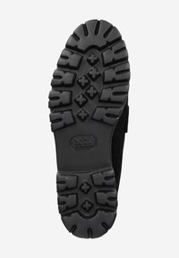 Semelle en caoutchouc noir avec des profondeurs et des motifs géométriques. Bord supérieur lisse et côtés en daim noir texturé pour une meilleure adhérence et durabilité.