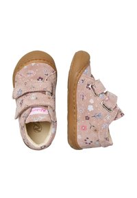 Růžové boty pro batole se květinovým vzorem, dvěma suchými zipy a hnědými gumovými podrážkami, zobrazené z vrchního a bočního pohledu.