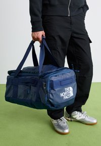 BASE CAMP VOYAGER DUFFEL 42L UNISEX - Rejsetasker - shady blue/summit navy