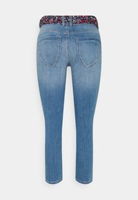 Ljust blå denimjeans med ett mönstrat blommigt midjeband, med två bakfickor och en tapered ben-design.