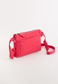 Růžová textilní crossbody taška se zipovým uzávěrem, nastavitelným popruhem a přední kapsou. Texturovaný materiál s kontrastním prošíváním.